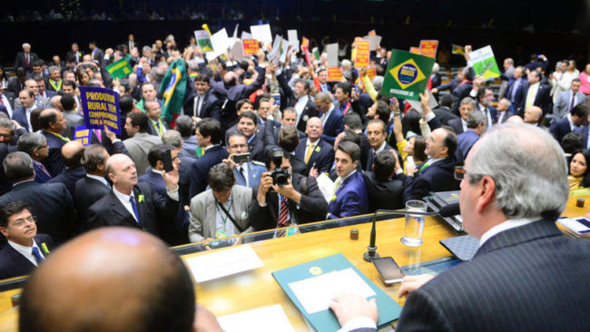 Câmara aprova pedido de Impeachment de Dilma Rousseff (PT)