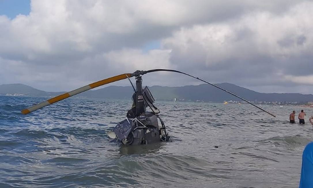 Helicóptero cai na Praia de Canasvieiras, em Florianópolis (SC)