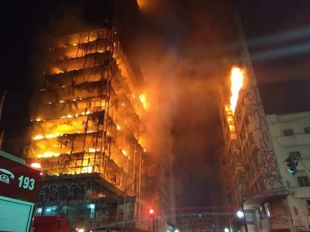 Incêndio em prédio de ocupação desaba no centro de São Paulo (SP)