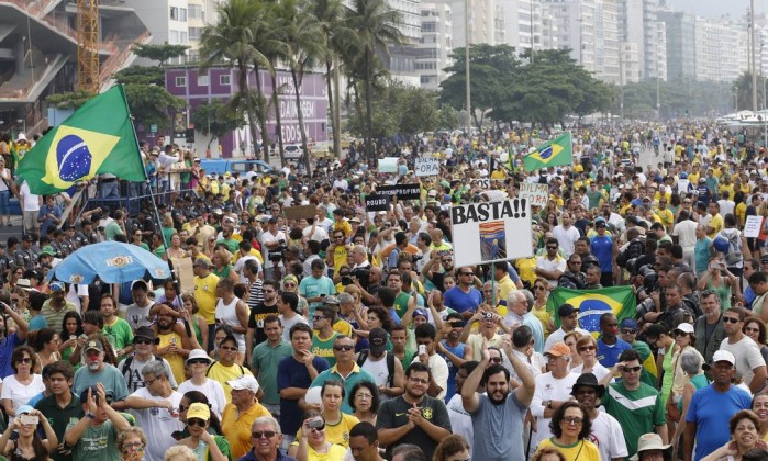 Manifestações no Brasil pede a saída de Dilma (PT)