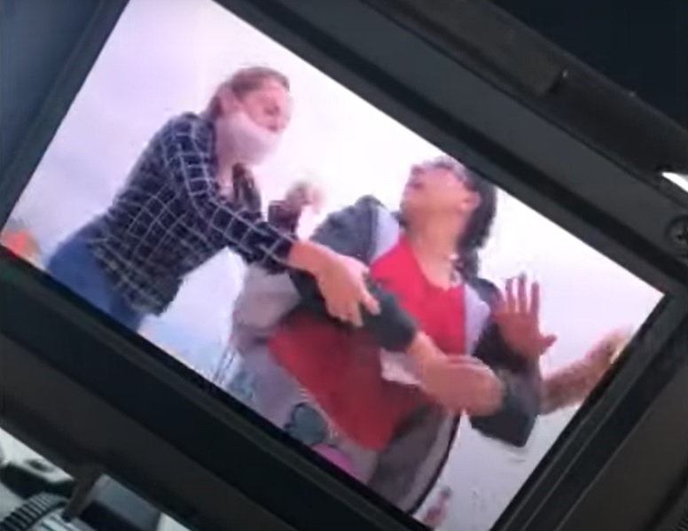 Repórteres que estavam em trabalho  são agredidos em praia de Florianópolis (SC). Polícia investiga o caso