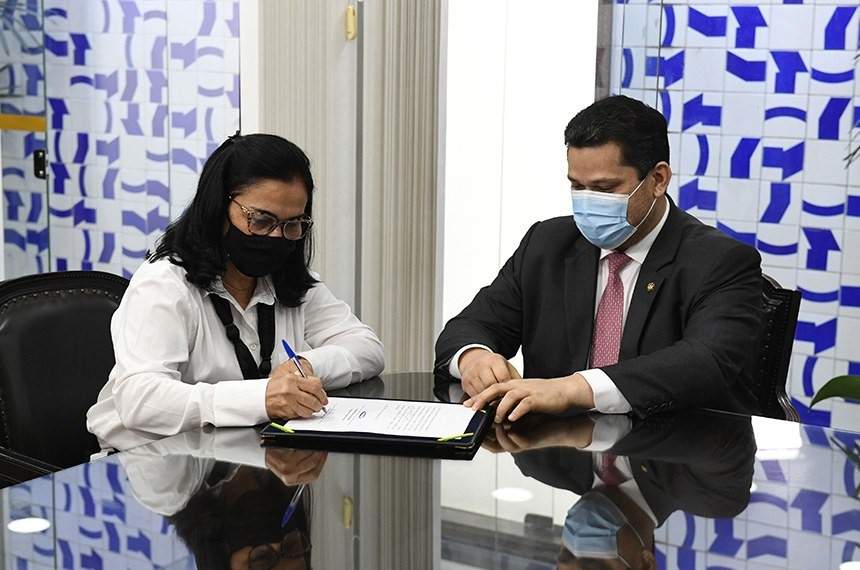 Marajás no Brasil é uma vergonha ! - Suplente de senadora assume por 15 dias em pleno recesso e vai receber R$ 52 mil