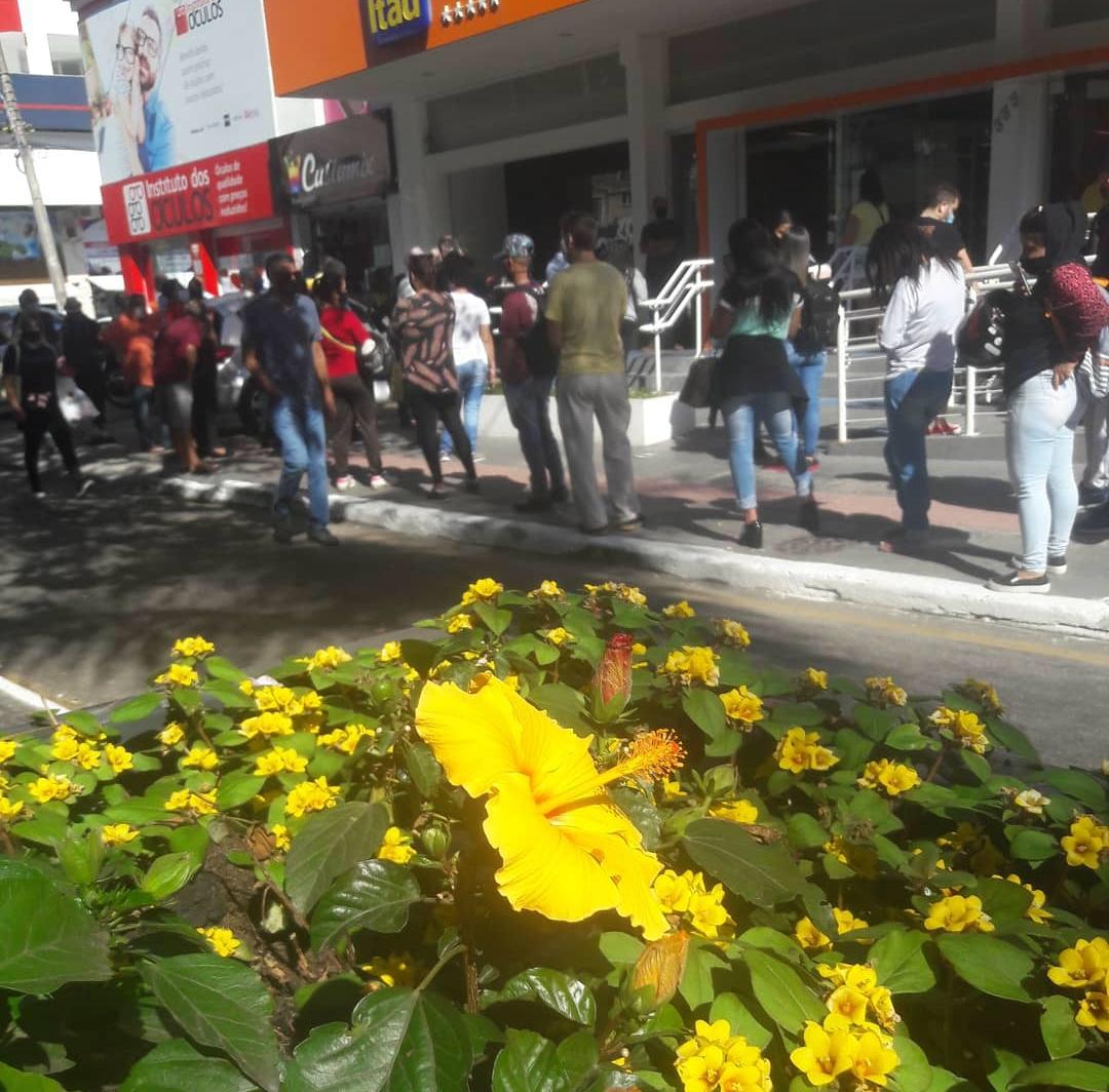 Aglomerações frente agência bancária em São José (SC),  mostra riscos diante pandemia da Covid-19