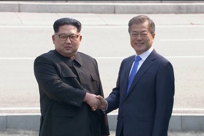 Kim Jong - Un  pisa em solo Sul-coreano sob honras militares
