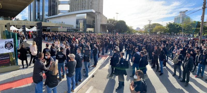 Protestos de  milhares de servidores públicos estaduais contra decisão do governo de SC na reforma da previdência