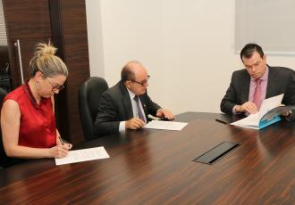 TCE/SC e UFSC assinam acordo para desenvolver projetos na área de controle externo