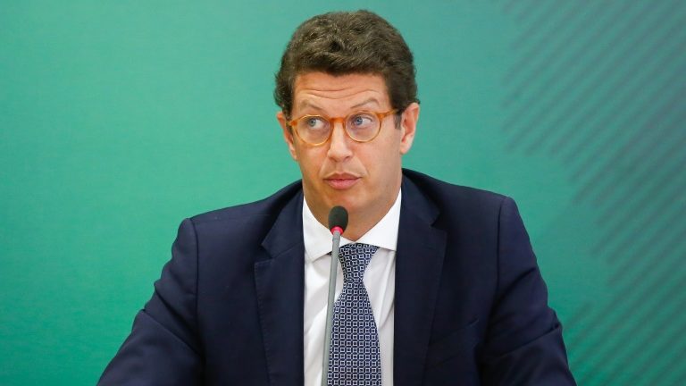 Ministro  Ricardo Salles que disse  uma vez para deixar passar a boiada, acabou deixando a pasta