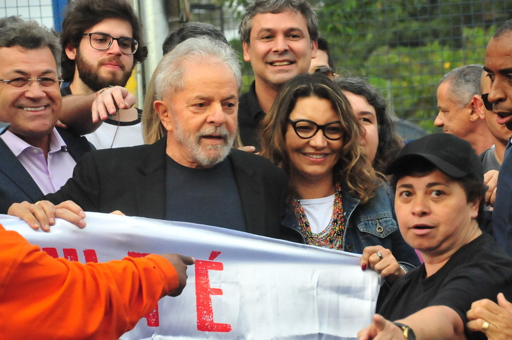 Juiz expediu alvará de soltura do ex-presidente Lula (PT). Outros mafiosos também devem deixar a prisão após decisão do STF