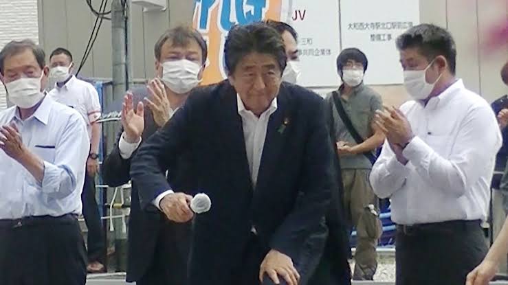 INTOLERÂNCIA POLÍTICA PROVOCA ASSASSINATO NO BRASIL E JAPÃO