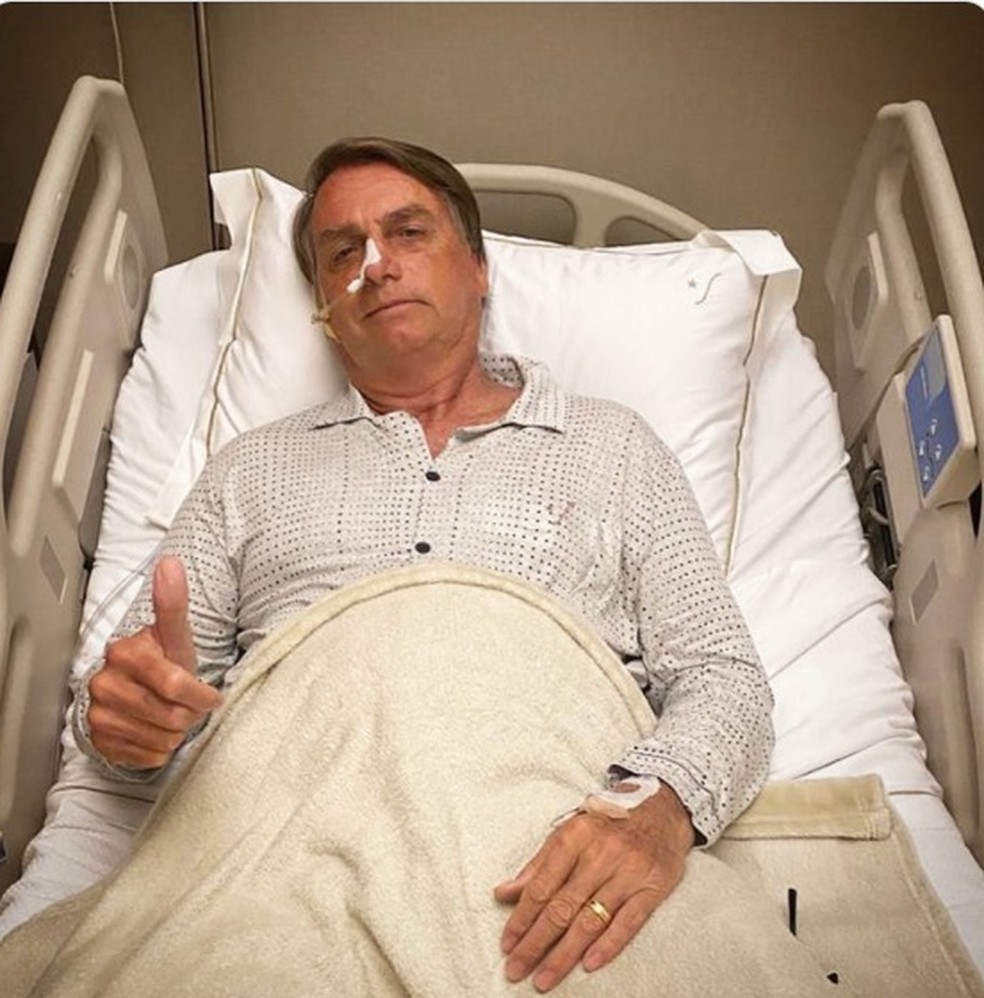 Internado com obstrução intestinal, Bolsonaro posta foto em hospital e diz que fará exames