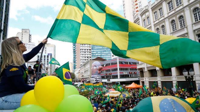 Manifestações pelo Brasil pede o fechamento do Congresso Nacional e a extinção do STF. Afinal, bilhões indo para o ralo