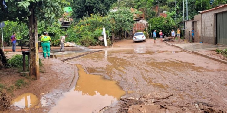 TRAGÉDIAS DIANTE CHUVAS TORRENCIAIS EM SC E NO PR