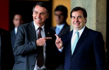 Bolsonaro (PSL), chama de \"irmão\" mafioso e corrupto Rodrigo Maia (DEM) que pode pegar 67 anos de prisão