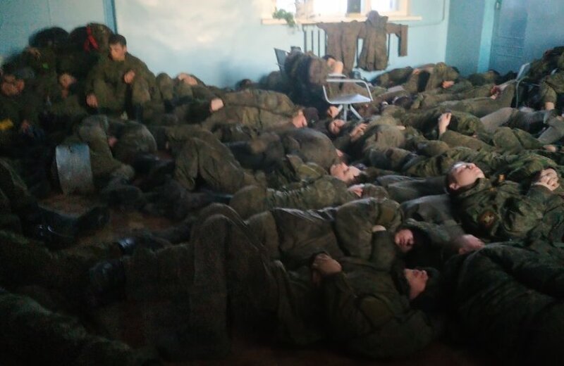 Grupo de 100 soldados russos dormem em situação precária numa estação ferroviária na fronteira com a Ucrânia e mães criticam Putin contra invasão na Ucrânia. (Foto: Kiev Post).
