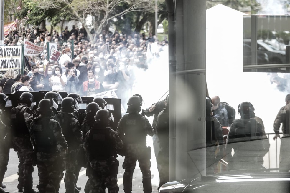 Revolta, protestos em frente da Alesc contra projeto de reforma da previdência proposta pelo Governo de SC  Carlos Moisés