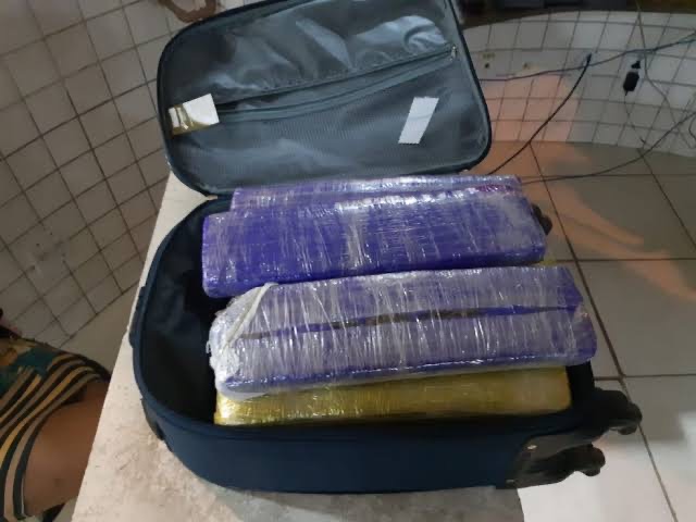 MALAS COM DROGAS EM AVIÕES ALERTA TAMBÉM PARA EXPLOSIVOS